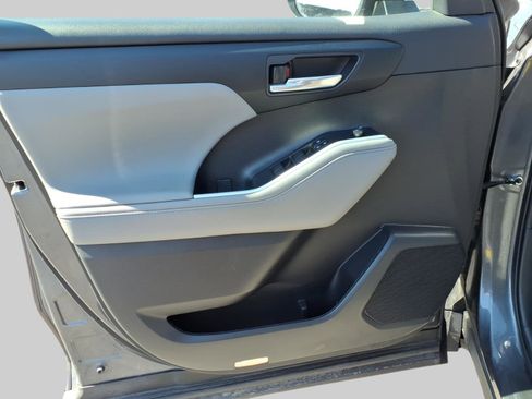 Used 2023 Toyota Highlander XLE w/ Protection Package #3 (TMS) image 19