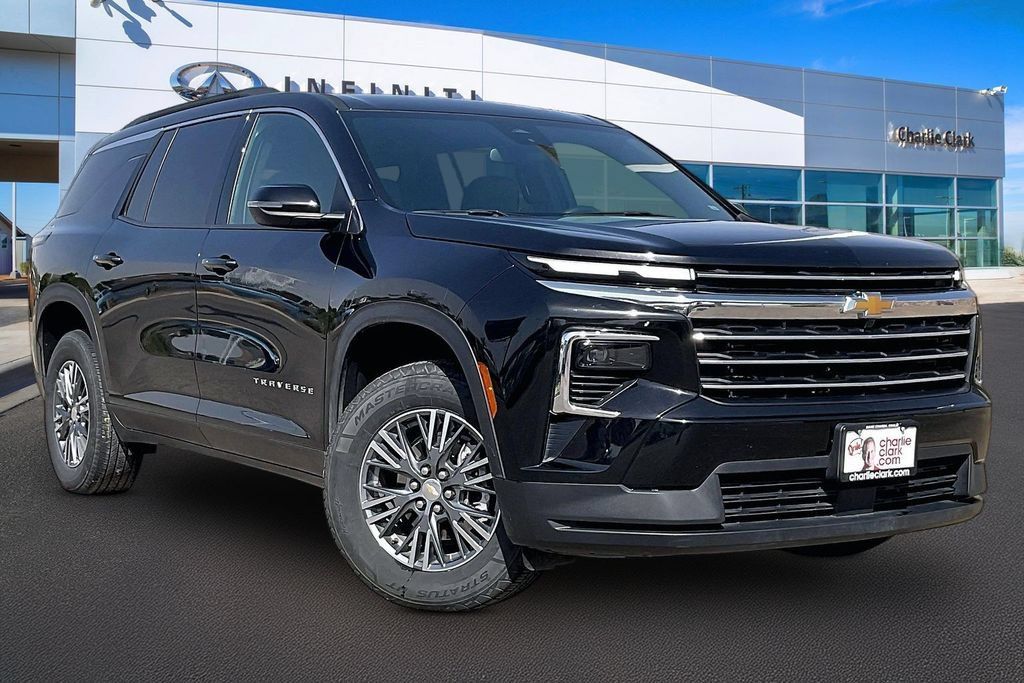 Used 2025 Chevrolet Traverse LT FWD image 12