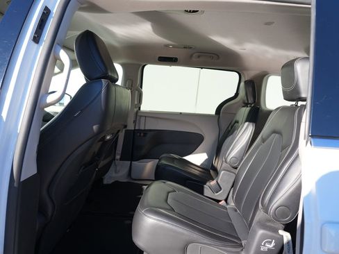 Used 2024 Chrysler Pacifica Touring-L image 18