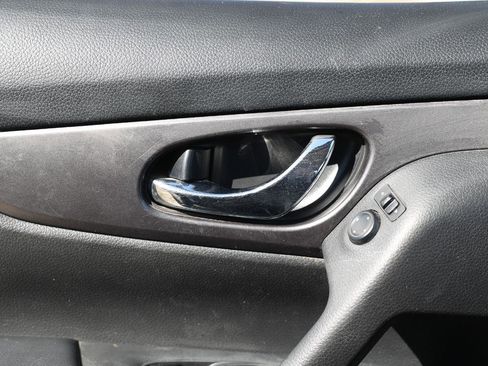 Used 2016 Nissan Rogue SV image 36