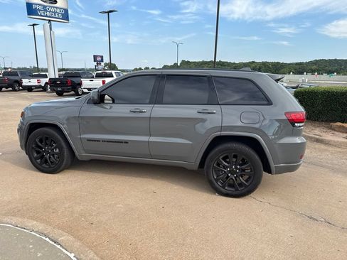 Used 2022 Jeep Grand Cherokee Laredo X AWD/4WD image 5