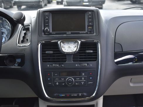 Used 2014 Chrysler Town & Country Touring-L FWD image 12