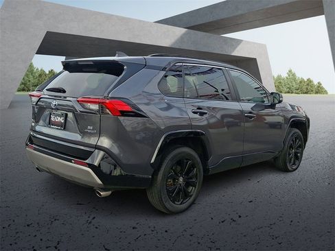 Used 2022 Toyota RAV4 SE image 5