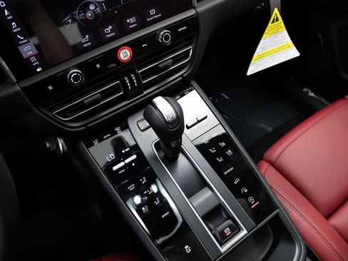 Certified 2025 Porsche Macan image 20