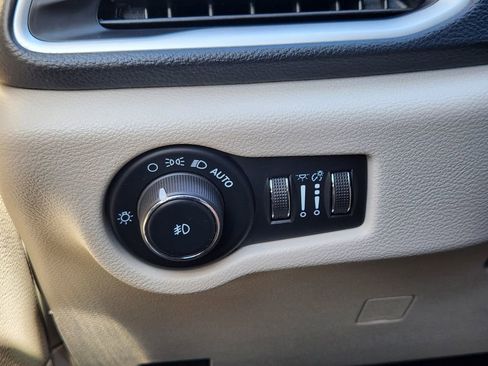 Used 2024 Chrysler Pacifica Select image 12