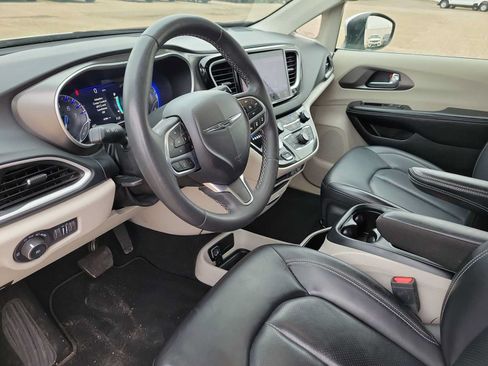 Used 2023 Chrysler Pacifica Touring-L FWD image 10