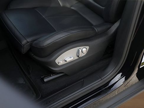 Used 2025 Porsche Macan AWD/4WD image 10