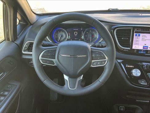 Used 2025 Chrysler Pacifica Select FWD image 10