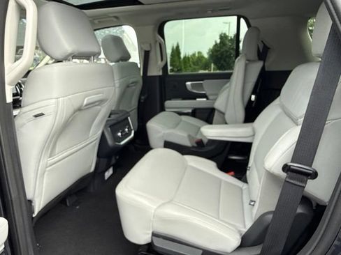 Used 2025 Ford Expedition Platinum w/ Driver's Package AWD/4WD image 27