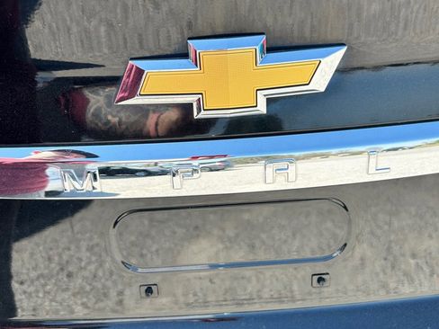 Used 2015 Chevrolet Impala LT w/ Convenience Package image 16