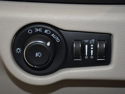 Used 2024 Chrysler Pacifica Touring-L FWD image 11