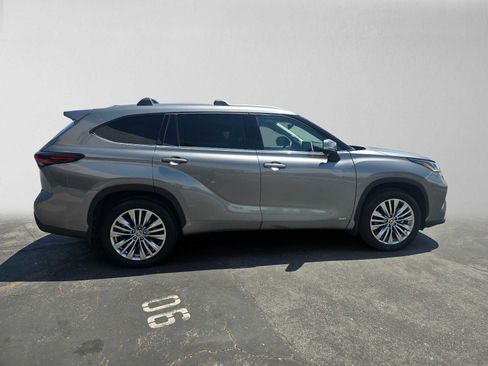 Used 2026 Toyota Highlander Platinum AWD/4WD image 2