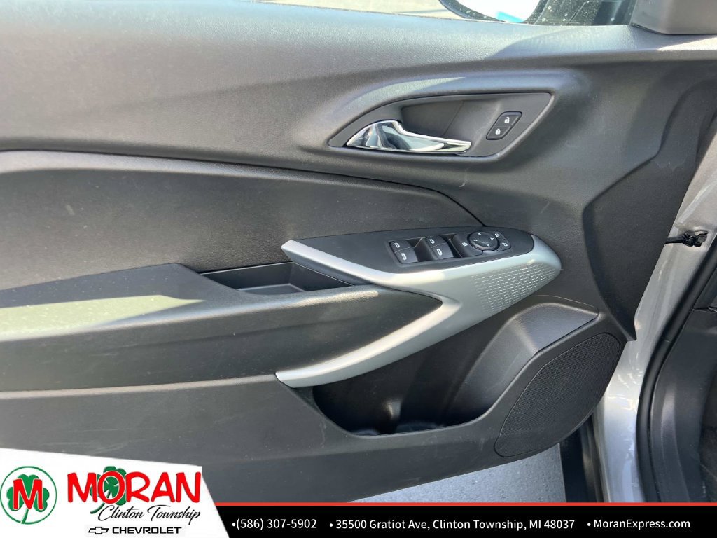 Used 2025 Chevrolet Trax LS w/ LS Convenience Package FWD image 16