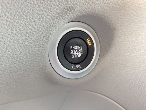 Used 2022 Chrysler Pacifica Limited FWD image 33