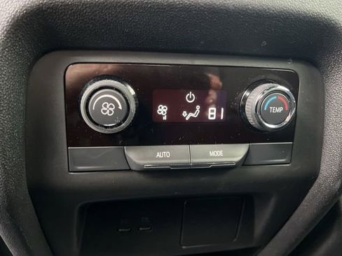 Used 2025 Chevrolet Traverse LT image 34