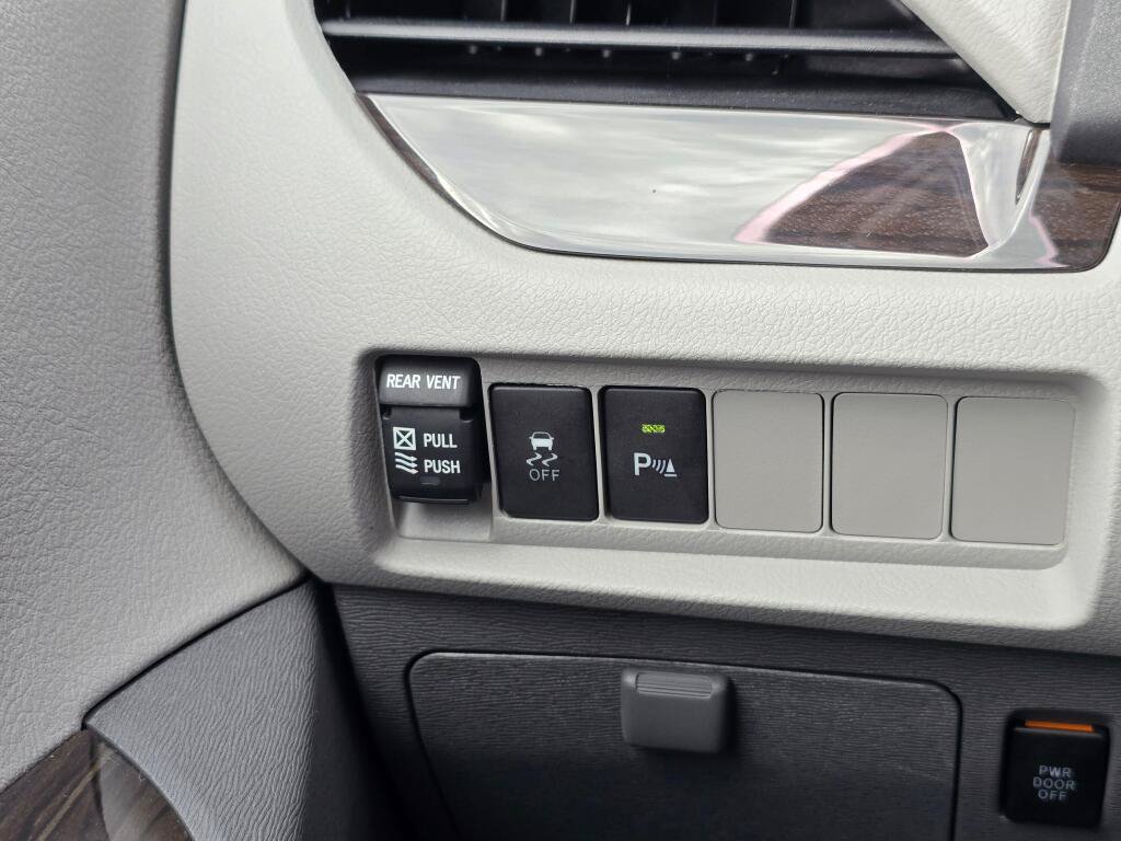 Used 2020 Toyota Sienna XLE w/ XLE Navigation Package FWD image 31
