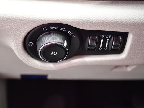 Used 2023 Chrysler Pacifica Touring-L FWD image 17