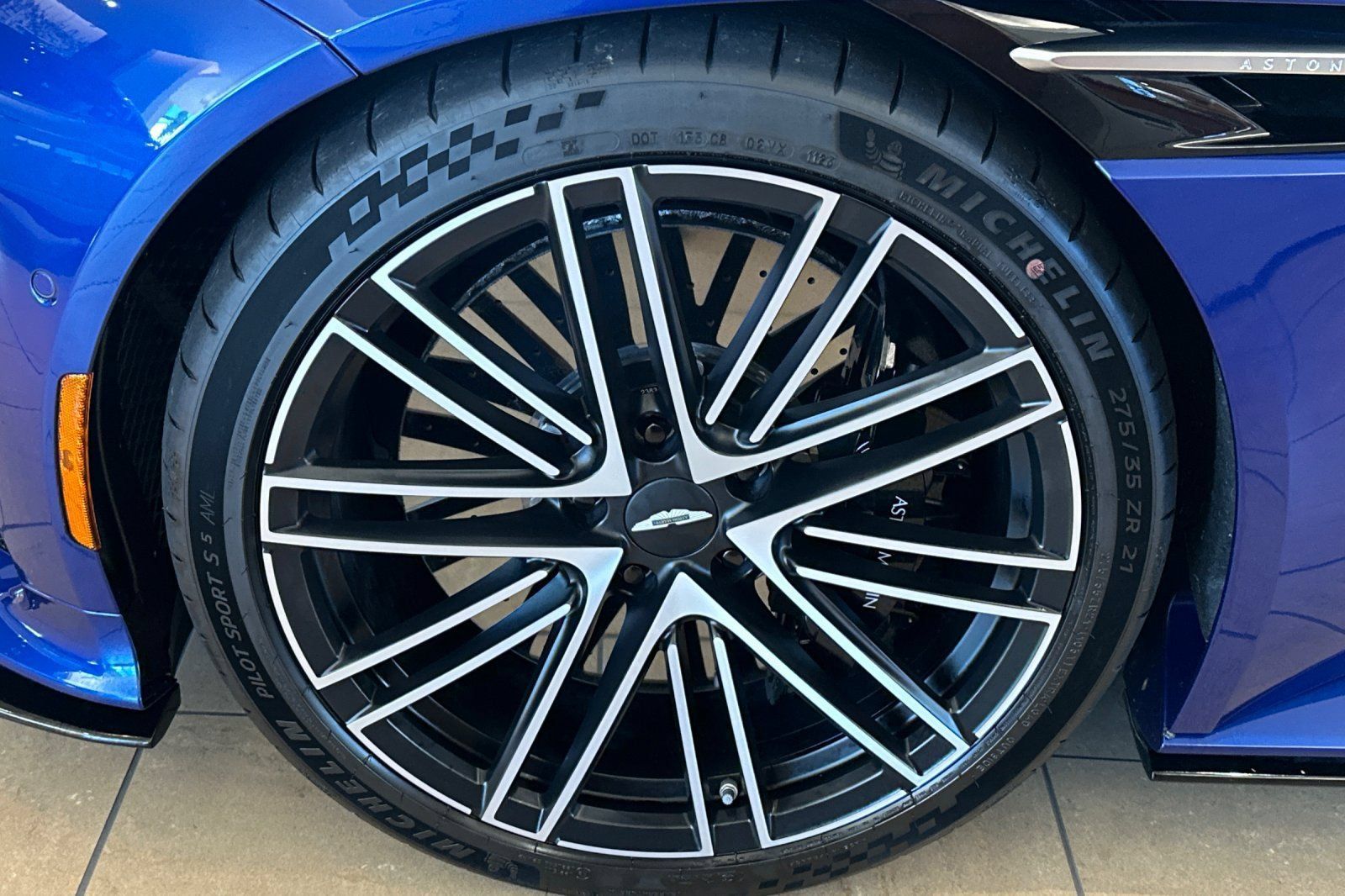 Used 2024 Aston Martin DB12 Convertible RWD image 28
