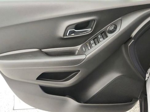 Used 2021 Chevrolet Trax LT w/ LT Convenience Package image 31