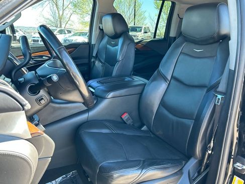 Used 2019 Cadillac Escalade ESV Luxury image 16