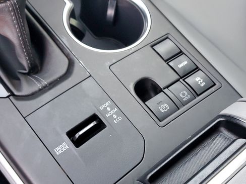 Used 2023 Toyota Highlander XLE image 24