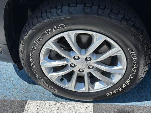 Used 2019 Jeep Cherokee Latitude w/ Popular Appearance Group AWD/4WD image 28