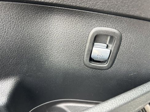 Used 2025 Mercedes-Benz C 300 4MATIC Sedan image 34