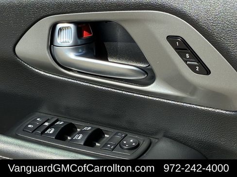 Used 2025 Chrysler Pacifica Select image 23