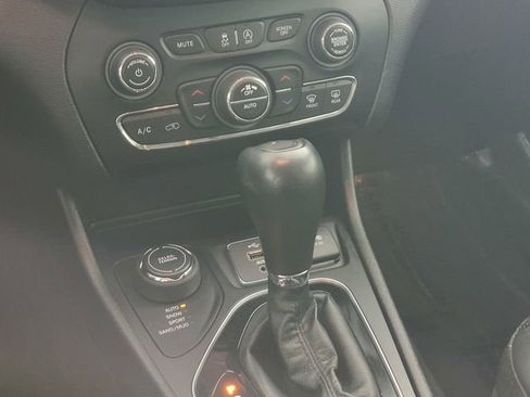 Used 2019 Jeep Cherokee Limited image 23