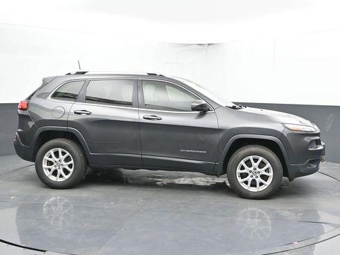 Used 2016 Jeep Cherokee Latitude w/ Comfort/Convenience Group AWD/4WD image 12