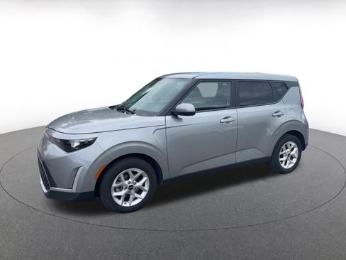 Used 2025 Kia Soul LX w/ LX Technology Package FWD image 8