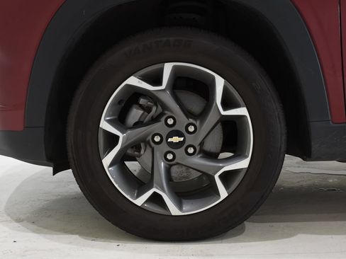 Used 2025 Chevrolet Trax LT w/ LT Convenience Package FWD image 6