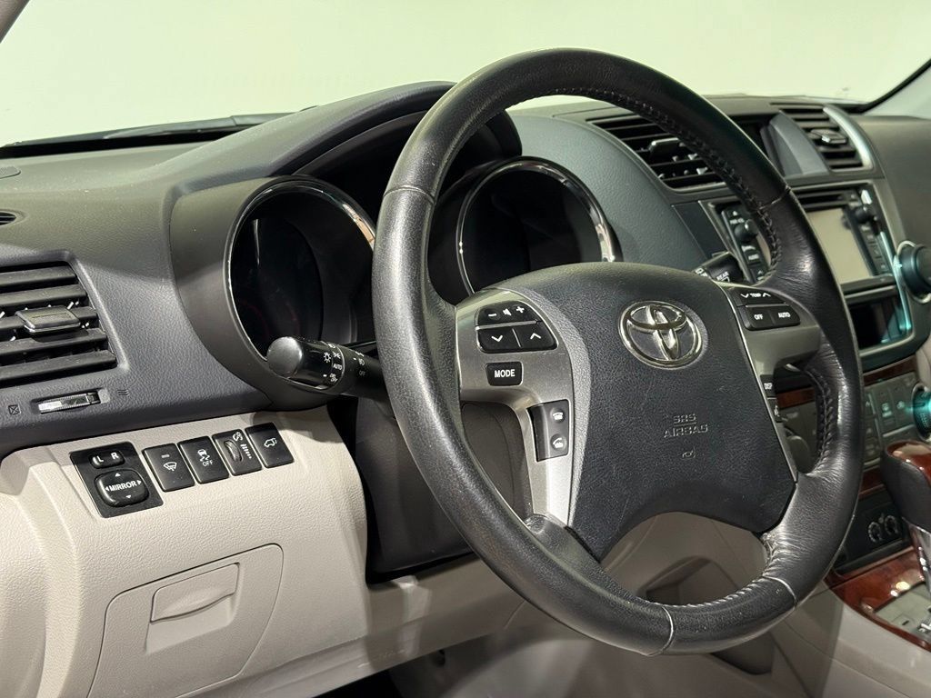 Used 2013 Toyota Highlander Limited AWD/4WD image 17