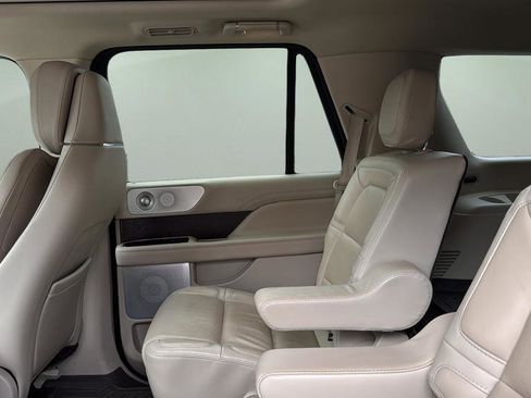 Used 2021 Lincoln Navigator Reserve image 16