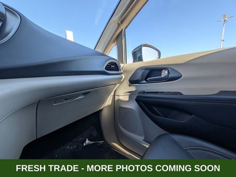 Used 2024 Chrysler Pacifica Touring-L image 31