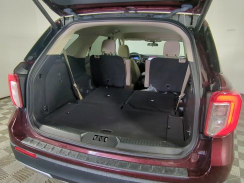Used 2022 Ford Explorer XLT w/ Equipment Group 202A image 8