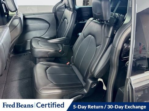 Used 2025 Chrysler Pacifica Select image 16