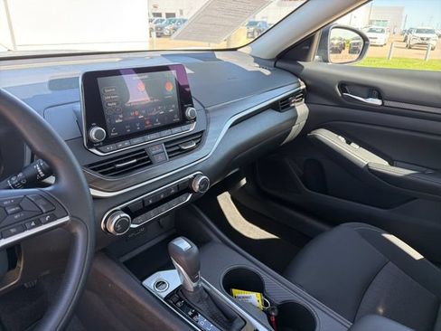 Used 2025 Nissan Altima 2.5 SV FWD image 16