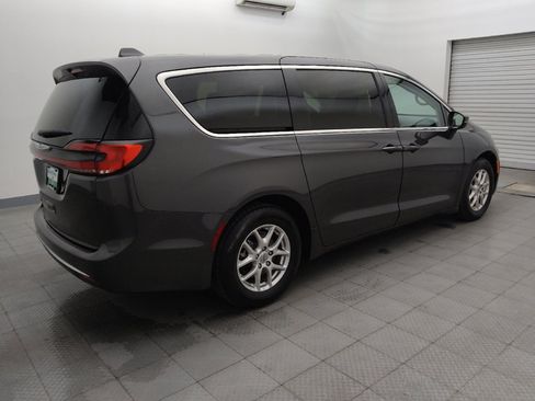 Used 2023 Chrysler Pacifica Touring-L FWD image 10