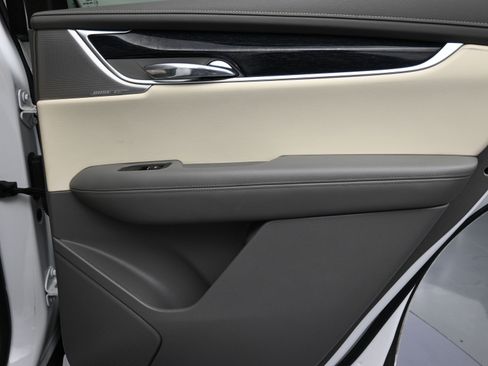 Used 2023 Cadillac XT6 Premium Luxury image 11