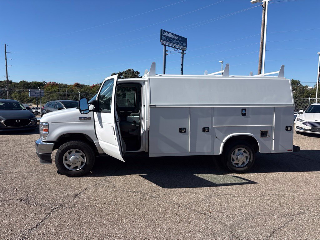 Used 2022 Ford E-350 and Econoline 350 Super Duty w/ Power Windows & Locks Group RWD image 4