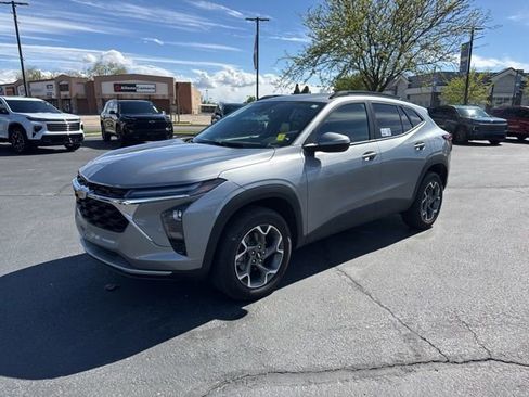 Used 2025 Chevrolet Trax LT FWD image 3