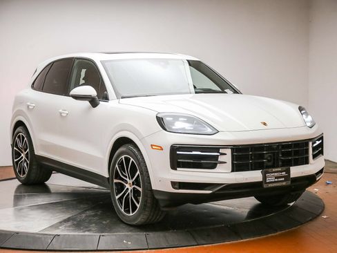 Certified 2024 Porsche Cayenne AWD/4WD image 4