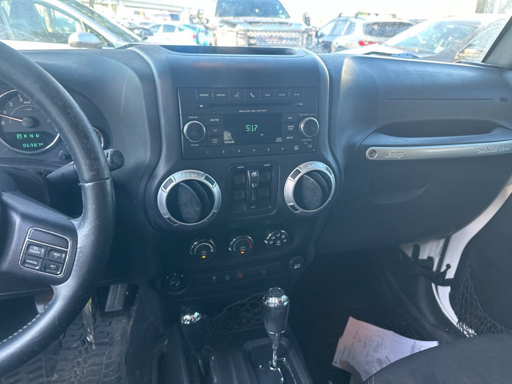 Used 2015 Jeep Wrangler Unlimited Rubicon w/ Connectivity Group AWD/4WD image 9