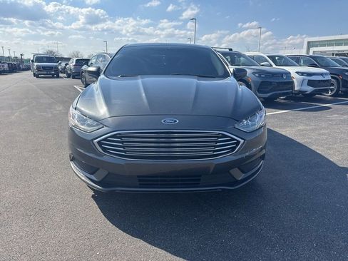 Used 2018 Ford Fusion SE w/ Fusion SE Technology Package FWD image 2