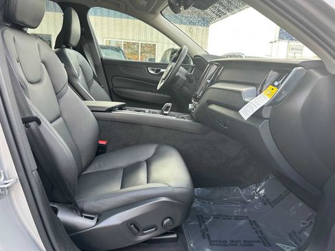 Used 2025 Volvo XC60 B5 Core w/ Climate Package image 10