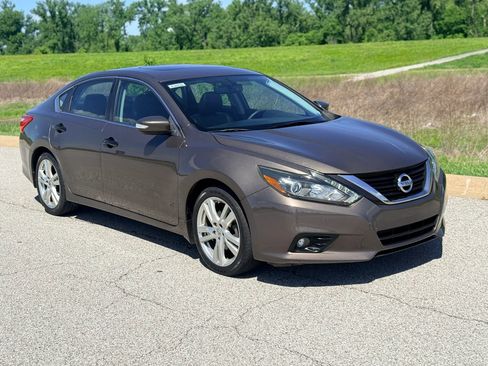 Used 2017 Nissan Altima 3.5 SL w/ 3.5SL Technology Package FWD image 39