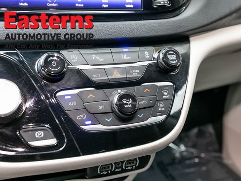Used 2023 Chrysler Pacifica Touring-L FWD image 20