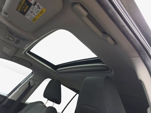 Used 2021 Toyota RAV4 XLE w/ Convenience Package FWD image 26