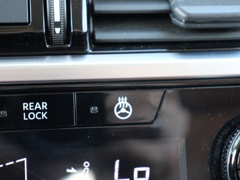 Used 2023 Nissan Pathfinder Platinum image 33